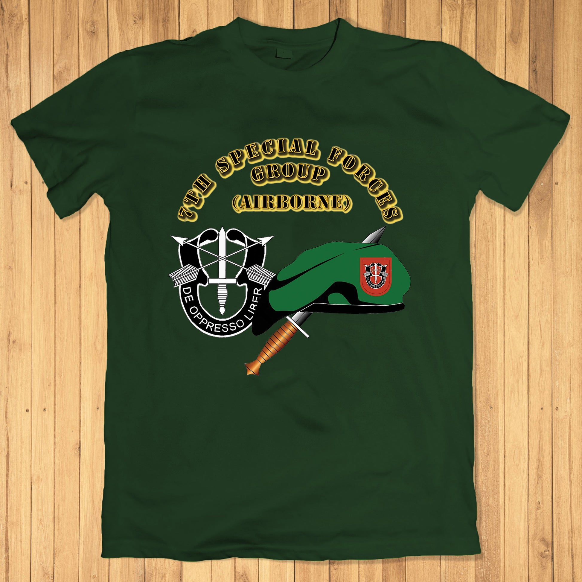 US Army Green Beret 7th Special Forces Group (Airborne) (7th SFG) (A) Beret & Dagger Classic Unisex T-Shirt Gildan 5000 (Made In US) DLMP1304PT04